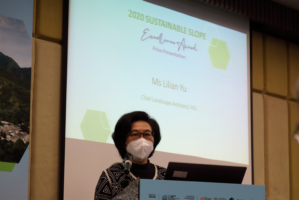 Ms Lilian Yu, Chief Landscape Architect of CEDD Landscape Division, delivering speech at the prize presentation ceremony